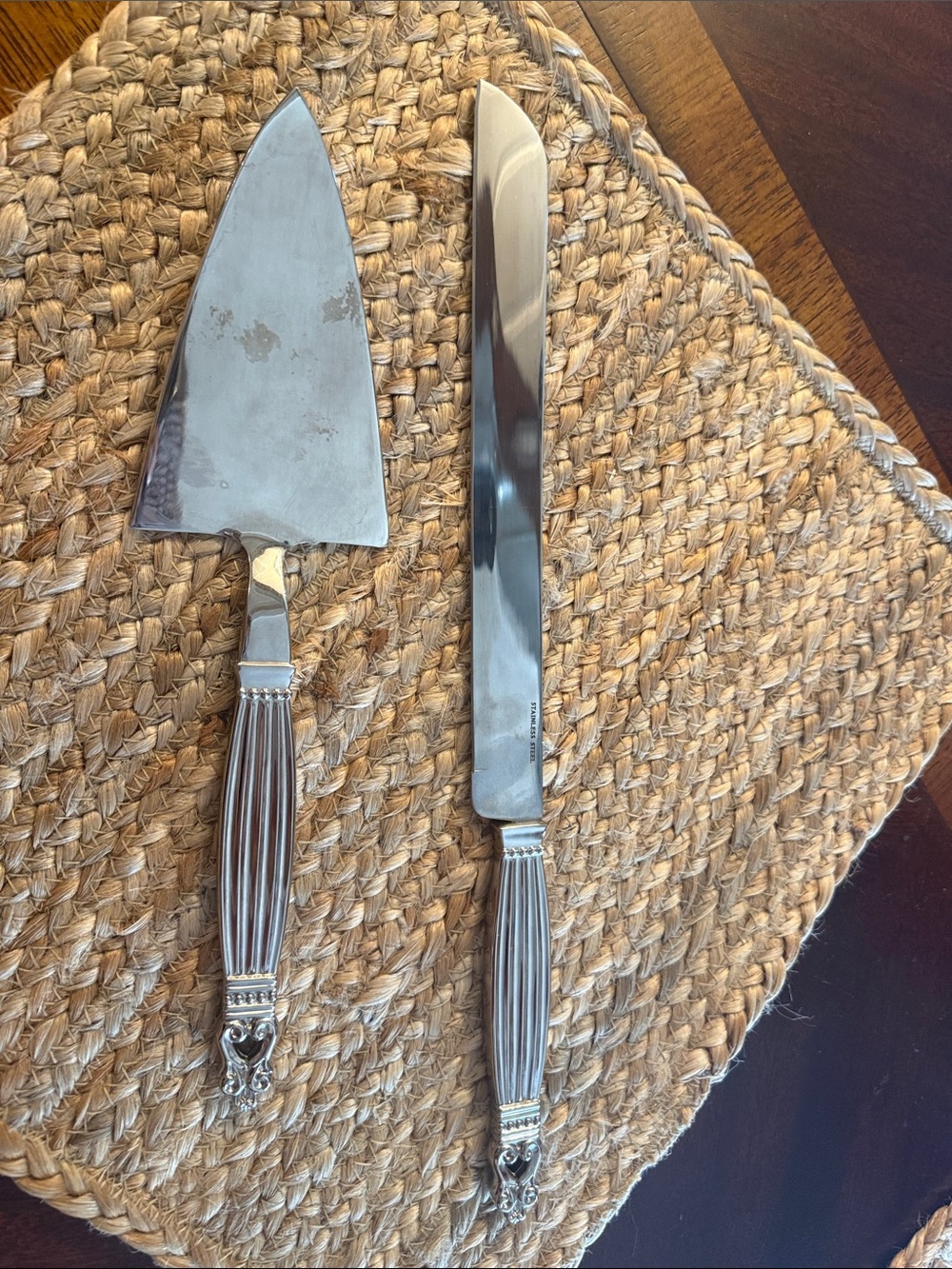 Elegant Silver Cake Server and Knife Set with Ornate Ribbed Handles
